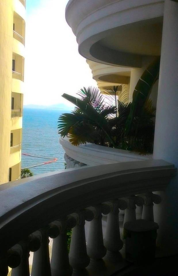 Sky Beach Beachfront Pattaya Esterno foto