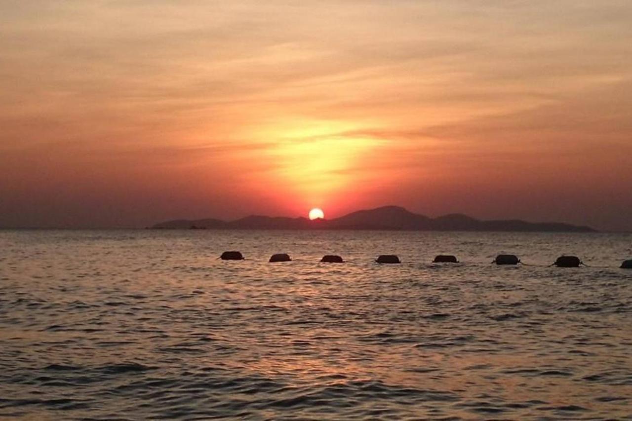 Sky Beach Beachfront Pattaya Esterno foto